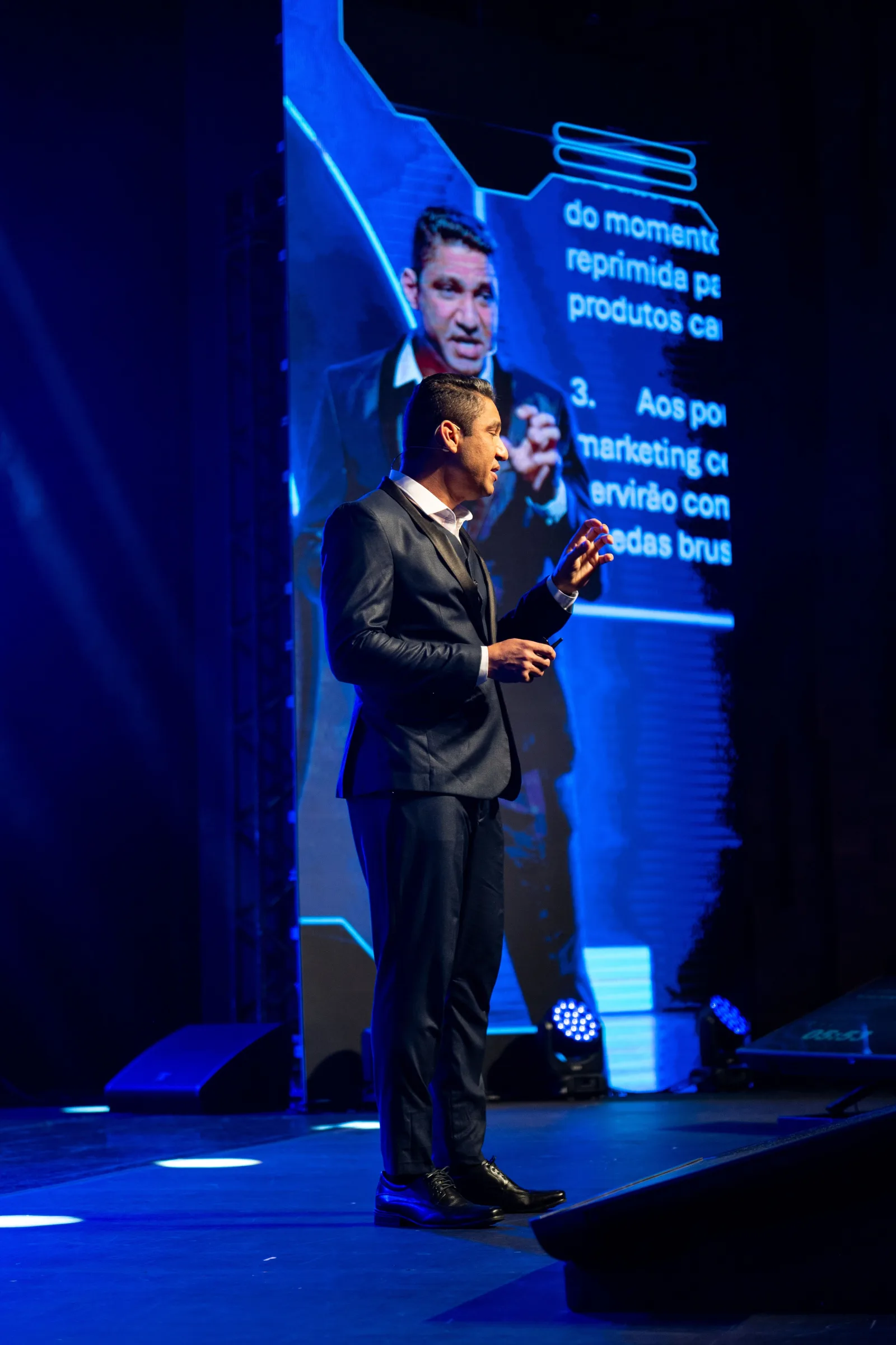 Lúcio Artes apresentando dados de campanha em evento do setor.