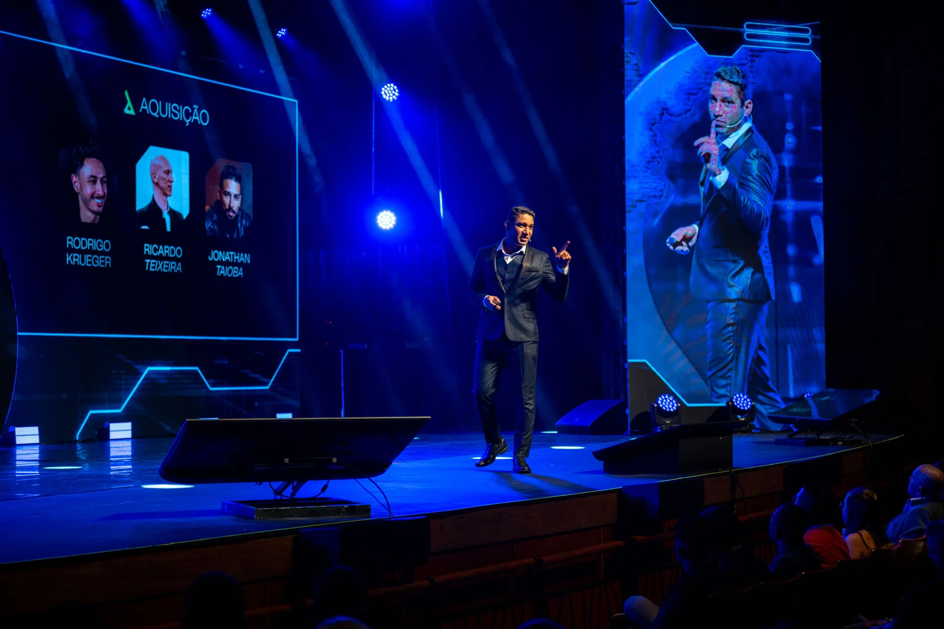Lúcio Artes, fundador da LIFED, apresentando em palco durante evento do setor.